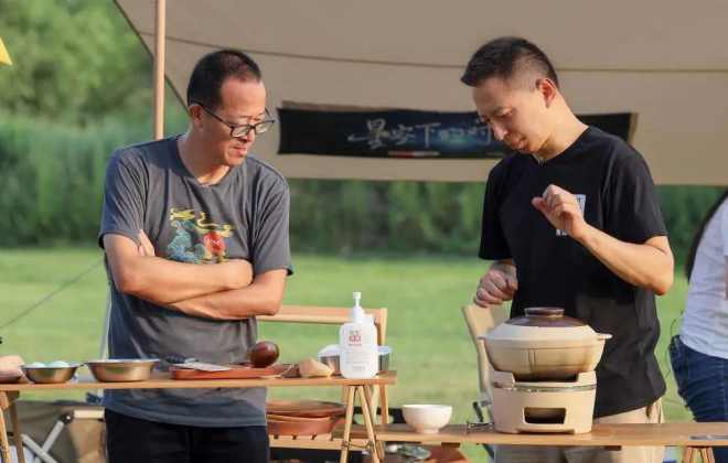 張朝陽喊話俞敏洪：為什么還不退休？