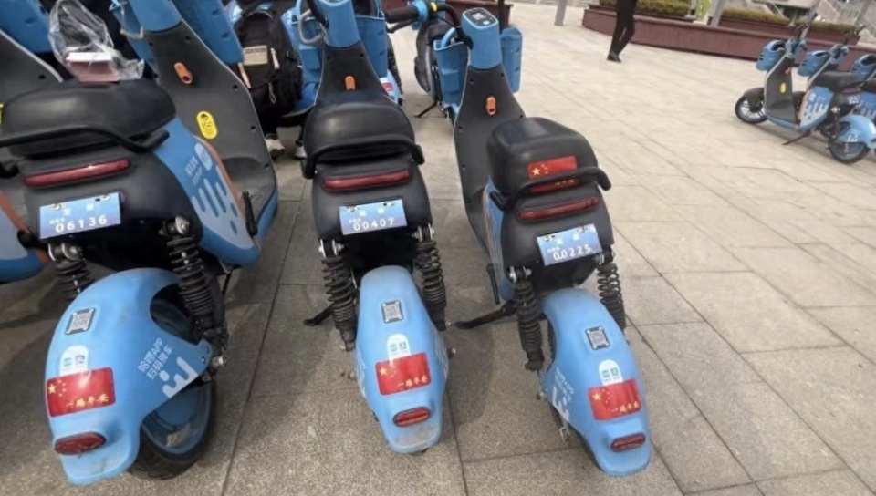 哈啰騎行在煙臺(tái)開(kāi)展出行安全宣傳 現(xiàn)場(chǎng)安裝車輛反光貼